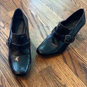 Black leather full coverage pump strap and buckle